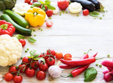 eski ahşap bir masa üzerinde farklı çiğ sebze