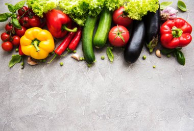 Sebze bir beton zemin üzerine kümesi