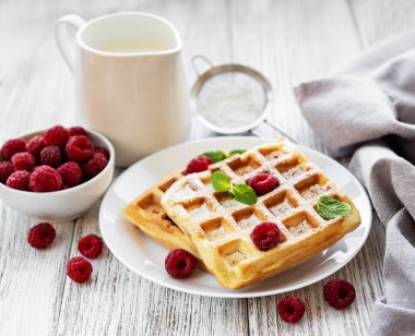 Çilek plaka eski ahşap zemin ile ev yapımı gözleme