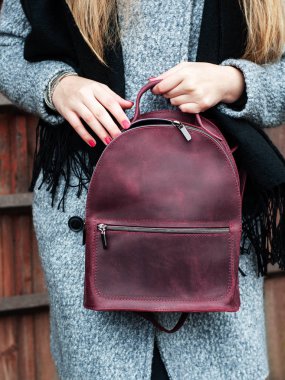 bir deri sırt çantası ile güzel beyaz kız