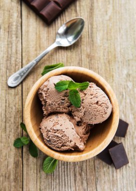 Çikolatalı dondurma eski ahşap zemin ile kase
