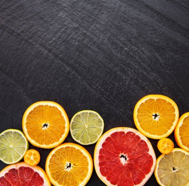 Taze narenciye siyah bir taş zemin üzerine