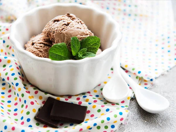 Ciotola Con Gelato Cioccolato Fondo Cemento — Foto Stock