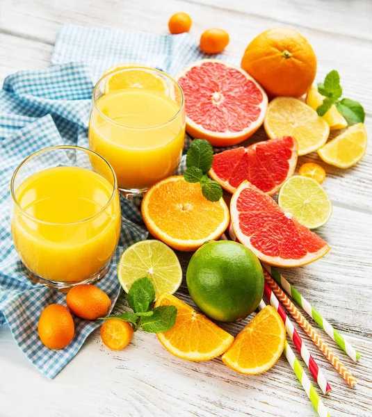Glasögon Juice Och Citrusfrukter Ett Träbord — Stockfoto