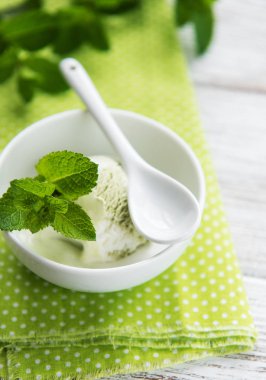 Fıstıklı dondurma ve nane ile ahşap bir zemin üzerine fıstık fındık