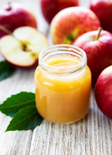 Apfelmus Glas Und Frische Äpfel Auf Einem Holztisch — Stockfoto