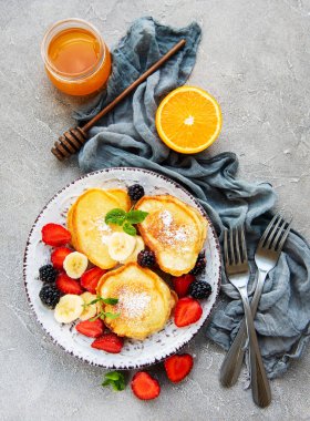 Somut bir backrgound üzerinde meyveleri ile lezzetli gözleme