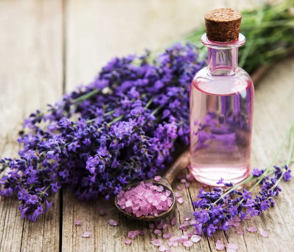 Meersalz Ätherische Öle Und Frische Lavendelblüten Auf Altem Holzgrund — Stockfoto