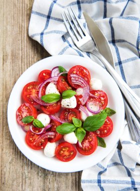 Kiraz domates ve mozzarella ile İtalyan caprese salatası