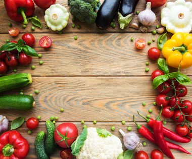 Eski ahşap arka plan üzerinde sebze kümesi