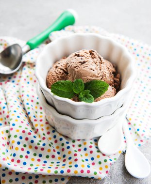 Bir beton zemin üzerine çikolatalı dondurma ile kase