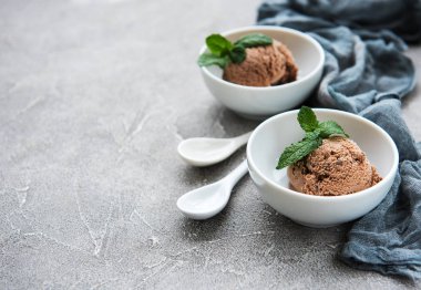 Kase taş zemin üzerine çikolatalı dondurma ile