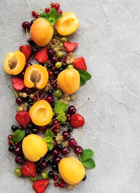 Bir beton zemin üzerine taze yaz meyve