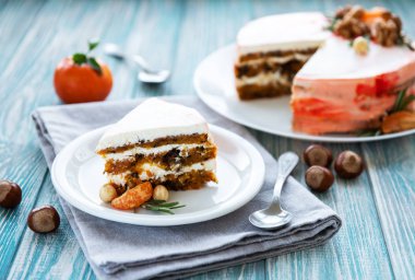 Havuçlu kek dekore edilmiş mandalina, fındık ve biberiye ile