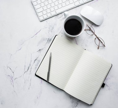 Düz klavye, notebook ve kahve - ofis masası, lay