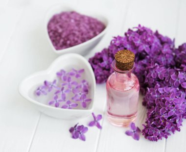 Esans eski bir ahşap zemin üzerine eflatun çiçekli