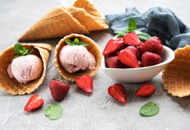 Çilekli dondurma ve waffle koni taş zemin üzerine