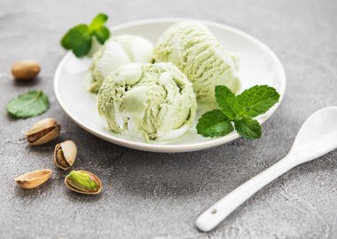 Fıstıklı dondurma ve nane ile taş zemin üzerine Antep fıstığı