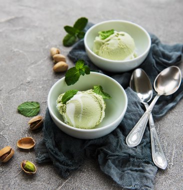 Fıstıklı dondurma ve nane ile taş zemin üzerine Antep fıstığı
