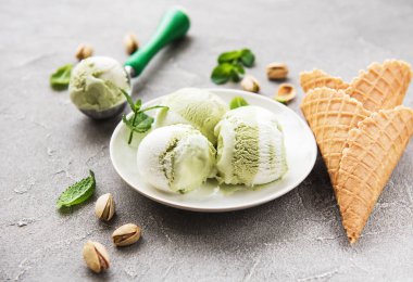 Fıstıklı dondurma ve nane ile taş zemin üzerine Antep fıstığı