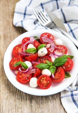 Kiraz domates ve mozzarella ile İtalyan caprese salatası