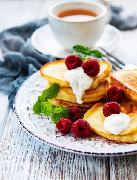 Délicieuses Crêpes Aux Framboises Sur Fond Bois Blanc — Photo