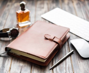 Kahverengi deri defter ve eski ahşap bir masa aksesuarları