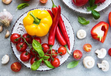 Boş levha ve taze sebze 