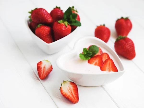 Cuenco Con Yogur Fresa Una Mesa Madera Blanca — Foto de Stock