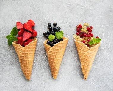 dondurma koni taş zemin üzerine çilek ile