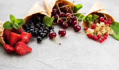 dondurma koni bir beton zemin üzerine çilek ile