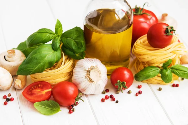 Italiensk Matingredienser Olivolja Kryddor Pasta Och Tomater Ett Vitt Trä — Stockfoto