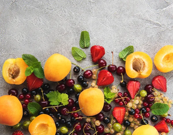 Frutas Frescas Verano Sobre Una Mesa Hormigón — Foto de Stock