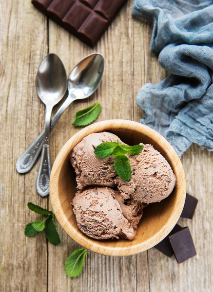 Cuenco Con Helado Chocolate Sobre Fondo Madera Viejo — Foto de Stock