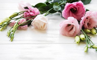 Taze pembe eustoma çiçekli çerçeve ahşap arka plan üzerinde