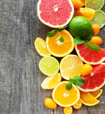 Taze narenciye eski ahşap arka plan üzerinde