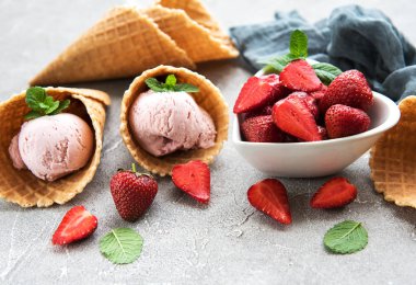 Çilekli dondurma ve waffle koni taş zemin üzerine