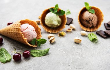 farklı renk ve lezzetleri kiraz, çikolata ve fıstık ile dondurma kepçe kümesi