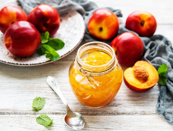 Nectarine Jam Met Verse Nectarines Een Witte Houten Tafel — Stockfoto