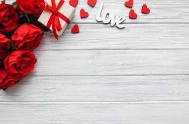 Sevgililer günü romantik arka plan - kırmızı gül, hediye ve kalpler