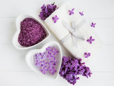 Whitw ahşap arka plan üzerinde Spa havlu ve eflatun çiçekler