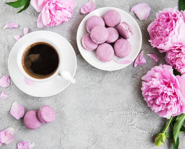 Kahve ve macarons beton zemin üzerine pembe şakayık