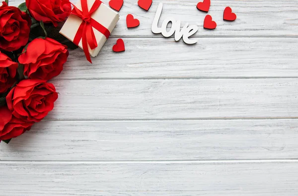 Valentijnsdag Romantisch Achtergrond Rode Rozen Cadeau Harten — Stockfoto