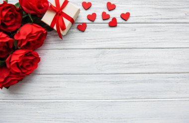 Sevgililer günü romantik arka plan - kırmızı gül, hediye ve kalpler