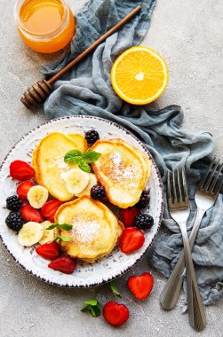 Somut bir backrgound üzerinde meyveleri ile lezzetli gözleme