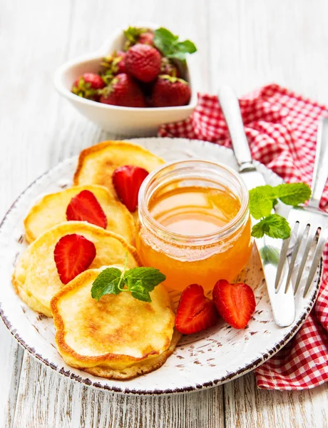 Leckere Pfannkuchen mit Erdbeere — Stockfoto