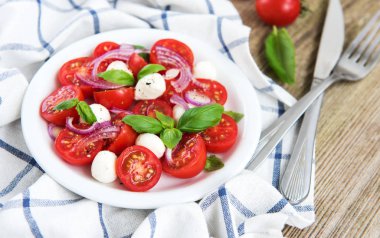 Kiraz domates ve mozzarella ile İtalyan caprese salatası