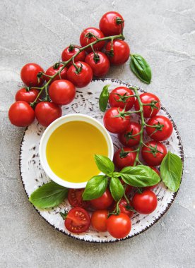 Kiraz domates, zeytin yağı ve fesleğen ile plaka