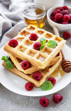 Çilek ile ev yapımı gözleme