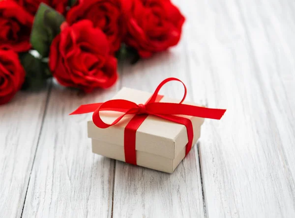 Alla hjärtans present box och rosor bukett — Stockfoto